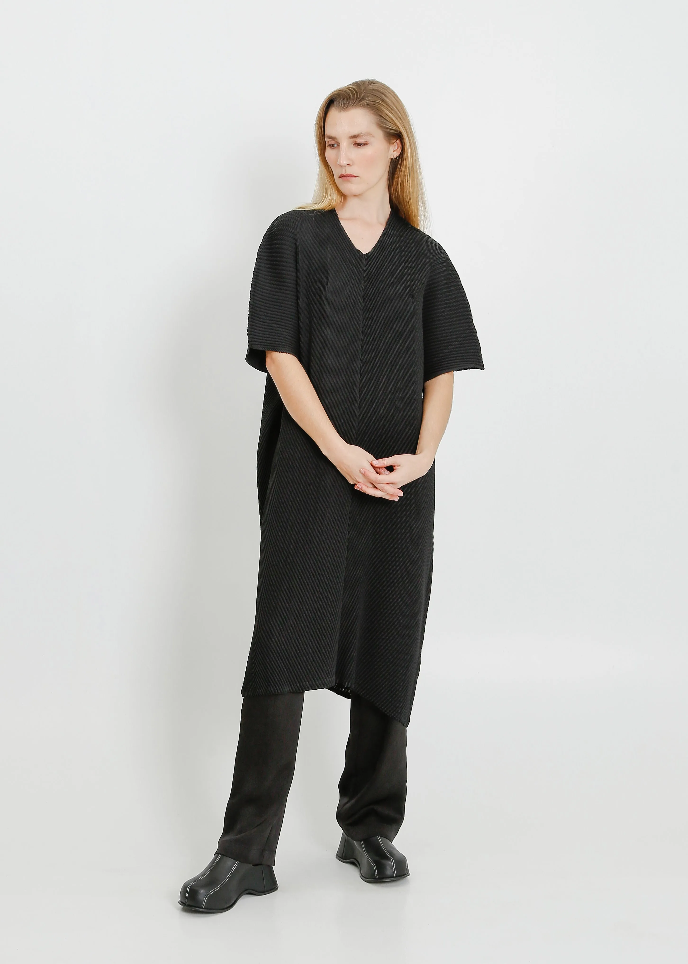 ALASKA PLEAT DRESS / BLACK