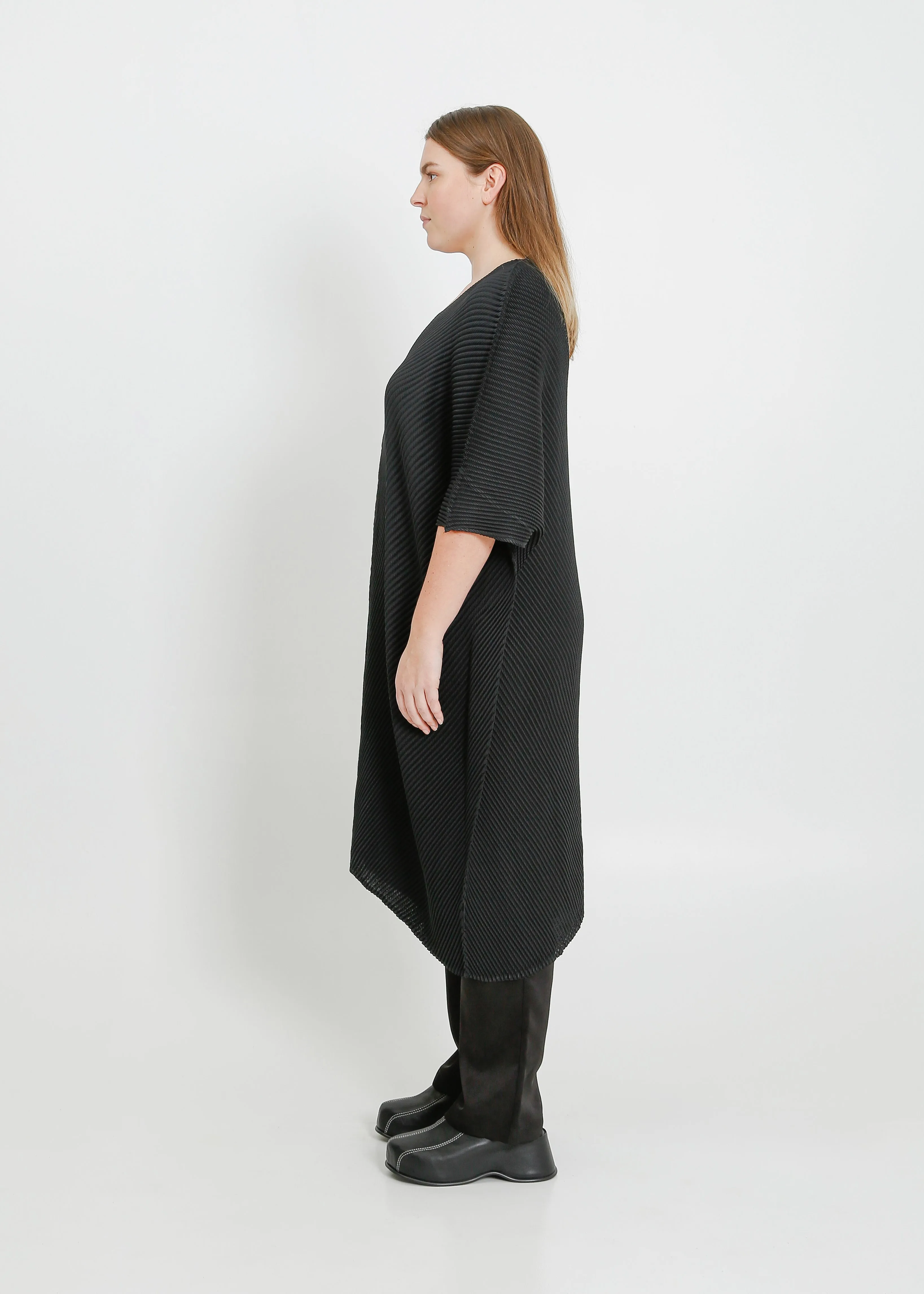 ALASKA PLEAT DRESS / BLACK